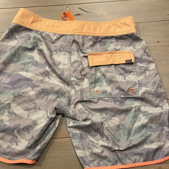 Camo RVCA shorts with duck print on them - Picture 5 of 5